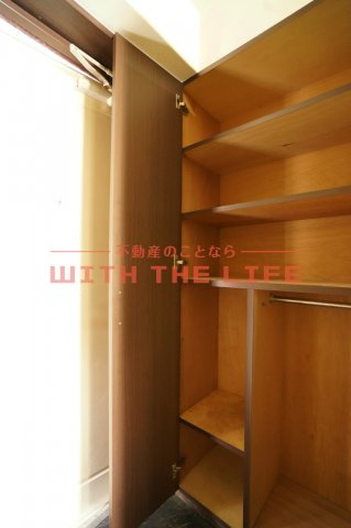 ハイラーク花畑駅前【キャッシュバック対象物件】の玄関|収納もある玄関です