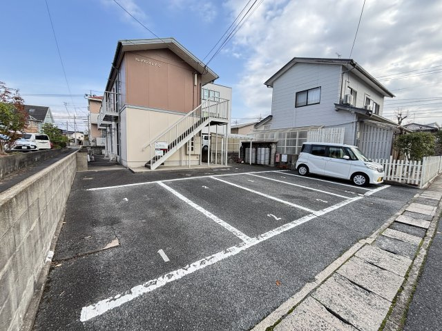 フレグランスレイC　の駐車場