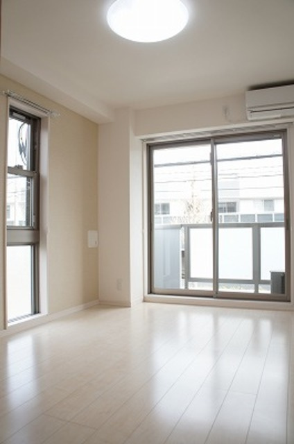 習志野市大久保４丁目のアパートの居間・リビング