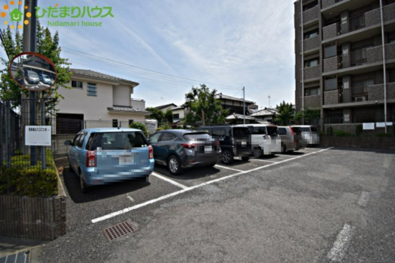 コスモ大宮宮原ロイヤルフォルムの駐車場