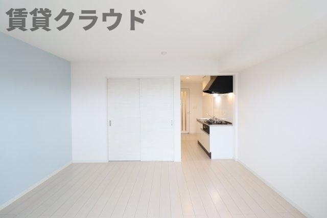 ミリアビタ大森台の居間・リビング|パステルカラーのアクセントクロスがおしゃれ♪