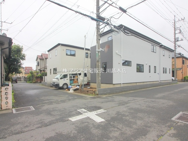 月々９万円台～　新築戸建　川越市小室1期の前面道路含む現地写真|北側約5.7ｍ～5.8ｍ公道/東側約4.0ｍ～4.3ｍ公道/南側約4.2ｍ公道