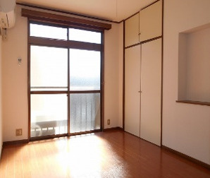 【洋室】 | パラシオンＮ２ | 明るく大きな収納のある洋室です