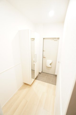 【玄関】 | ロイヤルガーデン | ※同物件・反転タイプの写真です。