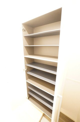 【収納】 | ロイヤルガーデン | ※同物件・反転タイプの写真です。