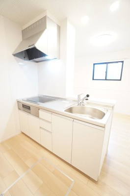 【キッチン】 | ロイヤルガーデン | ※同物件・反転タイプの写真です。