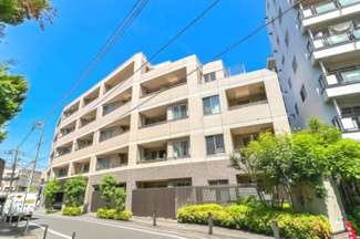 【外観】 | 【 Appearance 】
存在感のある建物は、居住者の拠点としてずっと価値を持ち続ける。今もそこでじっと佇み、居住者の安全や安心を守ってくれています。