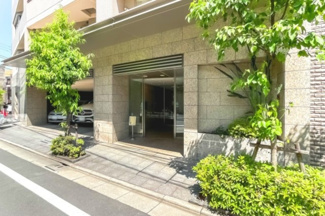 【エントランス】 | 【 Entrance 】
居住者の帰りを最初に待っていてくれるエントランス。その壮大な佇まいとは裏腹に、入ると静寂な空間が続いています。プライベートがしっかりと守られている証です。