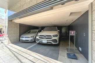 【駐車場】 | 【 others 】
建物の中に駐車場が完備されています。