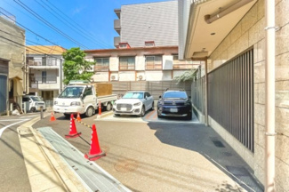 【駐車場】 | 【 others 】
建物横にも駐車場がございます。