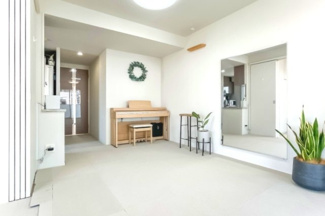 【外観】 | 【 Living　room 】
木の暖かさを感じられ、団欒とした生活を送ることができるリビングルーム。気持ちのいい日の光の下、ゆっくりとしたくつろげる時間を楽しみませんか？