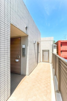 【その他共用部分】 | 【 others 】
玄関前はとても開放感のある空間になっています。