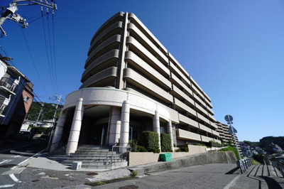 【外観】 | 【上質リノベ】ローレルコートアネスト古江上 | 【耐震性】
耐震性の高さを判断するポイントは、
建築確認申請日が1981年6月1日以降の
新耐震基準に適合しているかどうか。
震度６程度の大地震でも
建物が崩壊しないレベルが基準になりました。