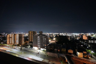 【展望】 | 【Night View】
物件からの夜の景色は、隠れ夜景スポットのよう。
お仕事から疲れて帰ってきて、この夜景を楽しめるのも
この立地ならでは。
もう少し早い時間のサンセット夜景もキレイかも。