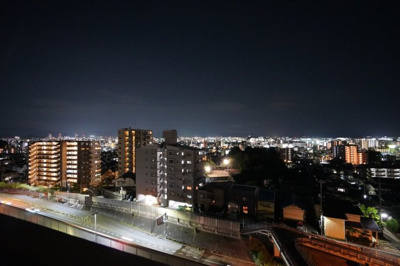 【展望】 | 【上質リノベ】ローレルコートアネスト古江上 | 【Night View】
物件からの夜の景色は、隠れ夜景スポットのよう。
お仕事から疲れて帰ってきて、この夜景を楽しめるのも
この立地ならでは。
もう少し早い時間のサンセット夜景もキレイかも。