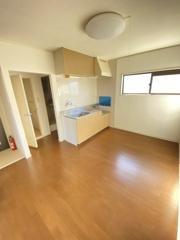 アドバンス栃Aのキッチン|コンパクトなキッチンで掃除もラクラク