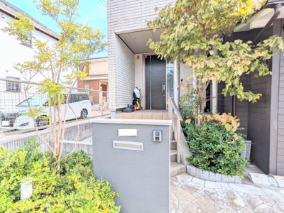 【外観】 | ☆積水ハウス施工☆大型鉄骨造　戸建て | 緑のある外構が高級感のあるアプローチを演出します