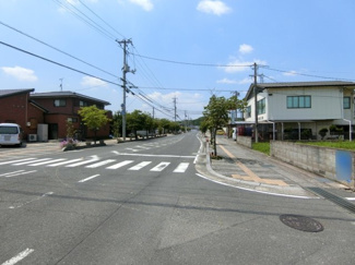 【前面道路含む現地写真】 | 土地　真備町箭田　全1区画　213.09坪 | 西側前面道路は幅員17.4ｍの公道です。