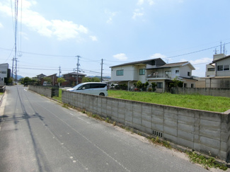 【前面道路含む現地写真】 | 土地　真備町箭田　全1区画　213.09坪 | 南側前面道路は幅員4.3ｍの公道です。