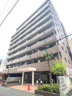 【外観】 | 【 Appearance 】
存在感のある建物は、居住者の拠点としてずっと価値を持ち続ける。今もそこでじっと佇み、居住者の安全や安心を守ってくれています。