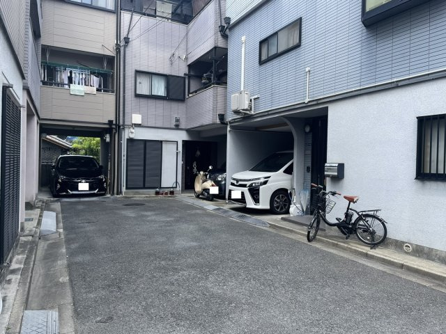 四條畷市蔀屋本町　中古戸建の前面道路含む現地写真