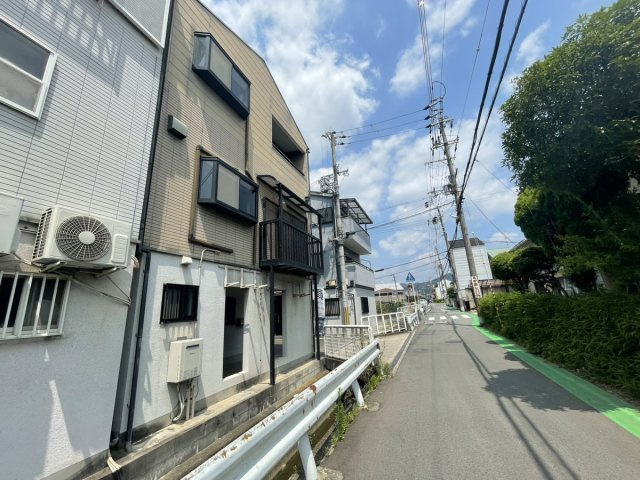 四條畷市蔀屋本町　中古戸建の前面道路含む現地写真