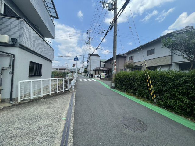四條畷市蔀屋本町　中古戸建の前面道路含む現地写真