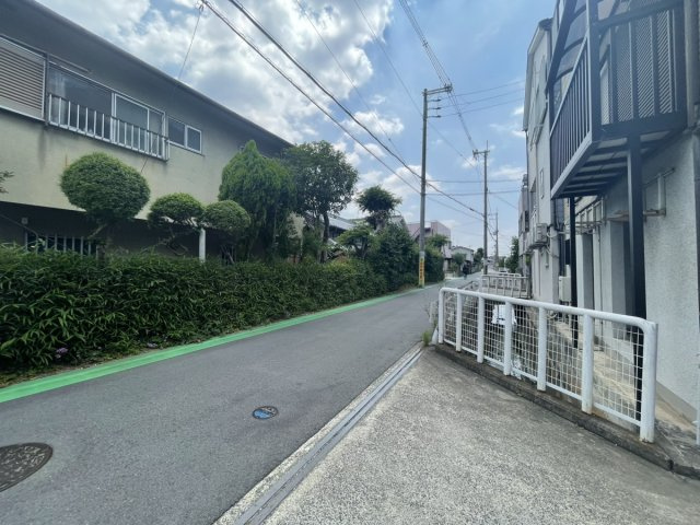 四條畷市蔀屋本町　中古戸建の前面道路含む現地写真