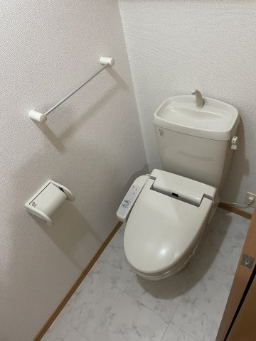【トイレ】 | シャルロットⅡ | 103の写真（間取反転タイプ：イメージ）