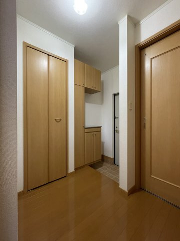 【玄関】 | シャルロットⅡ | 103の写真（間取反転タイプ：イメージ）