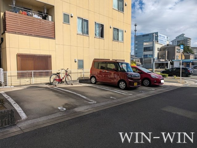 プリヴェイル中松山の駐車場