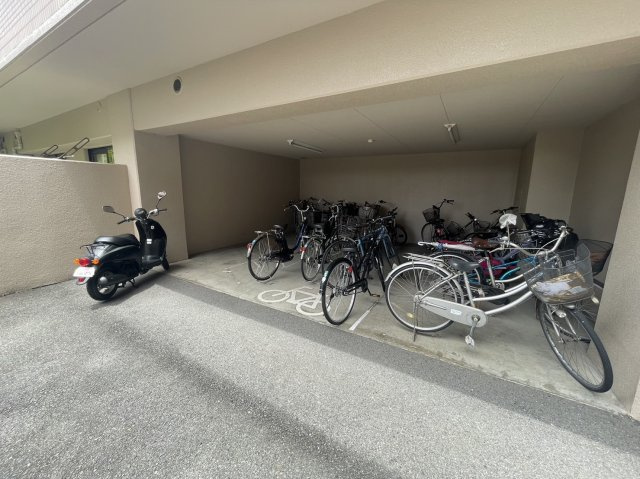 アルモード醍醐の駐車場