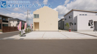 【駐車場】 | 駐車スペースは並列で3台可能。