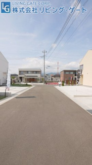 【前面道路含む現地写真】 | 西側の道路も幅員約6ｍと広く、駐車が苦手な方も安心です。