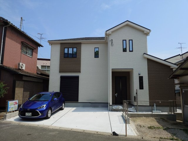 ーFITーフィットー小倉北区下富野５丁目【小倉北区　新築戸建て】の外観|玄関は屋根付きなので助かります♪【小倉北区　新築戸建て】