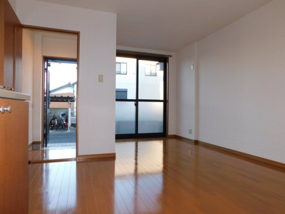 【居間・リビング】 | エスペランサハイツ八幡 | ※同建物同型別のお部屋