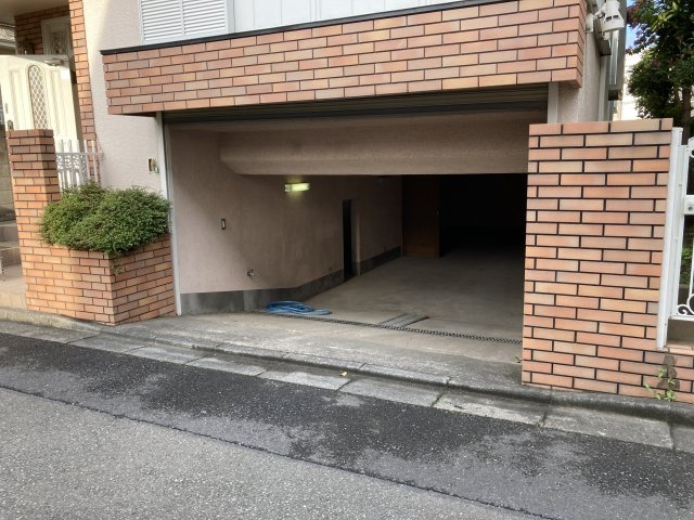 宮町２丁目戸建の駐車場