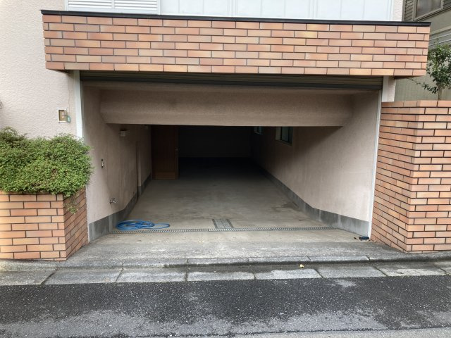 宮町２丁目戸建のエントランス|w:約3,400、L:約10,000（スロープ含まず約7,650）H:約1,575