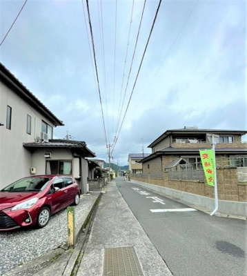 【前面道路含む現地写真】 | ◇中区雄町◇中古戸建◇５LDK◇ | 東側と南側に道路がある、角地物件。 落ち着いた住宅地なので、駐車も自分のペースでできますよ♪