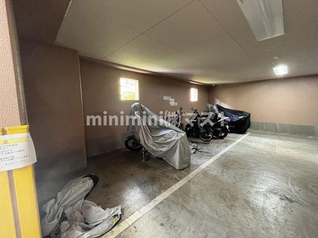 エルセレーノ九条の駐車場