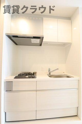 第2N．Sビルのキッチン|白くて清潔感のある2口コンロのシステムキッチン！