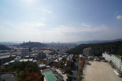 【展望】 | ライオンズヒルズ牛田早稲田（リノベ済） | 【眺望】
広島湾の瀬戸の島々まで見通せてします眺望には圧巻です。
勿論、広島市街も眼下に見えて、夜景も楽しみな景色です。
四季折々の景色も見られ、感じる事が出来るパノラマビューです。