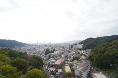 【展望】 | 牛田早稲田パークホームズ（リノベ済） | 【四季を感じる】
四季の移ろい・爽やかな青空や風を感じられ
自然を愉しめるパノラマビュー。
毎日の暮らしに余裕を感じさせてくれる、
遮る物の無い開放的な眺望を是非、ご堪能ください。