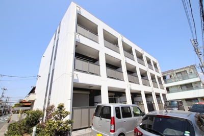 三階建て鉄骨マンションです