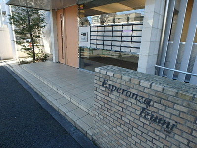 ★ガラスの壁面に集合ポストを配置したお洒落なデザイン★