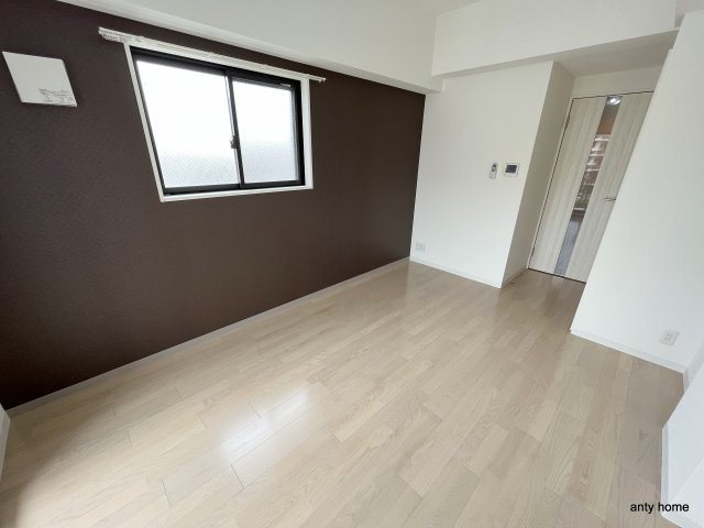 Luxe三国2　仲介手数料無料の居間・リビング