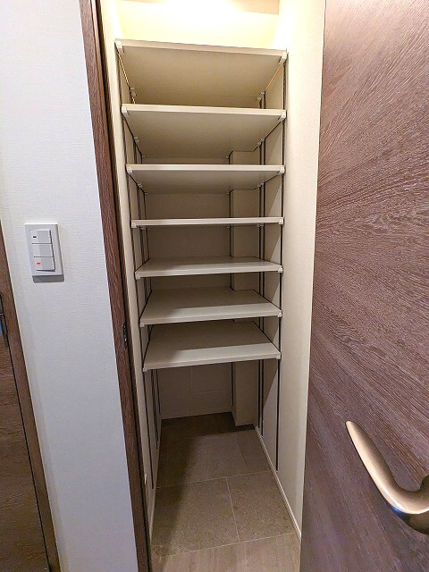 ザ・パークハビオ根岸三丁目の玄関|シューズインクローゼット