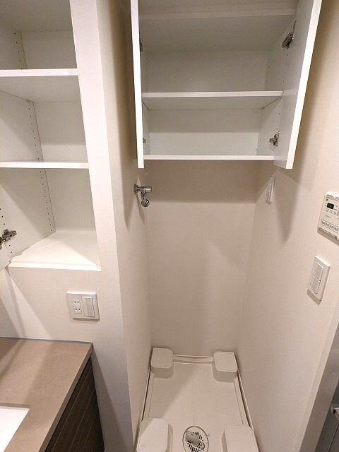 ザ・パークハビオ根岸三丁目の設備|三面鏡付トイレと独立した洗面台です。
洗濯機置場のお手入れ楽な足高の防水パンに排水口を手前中央に配置