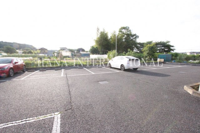 レオパレス柳澤の駐車場