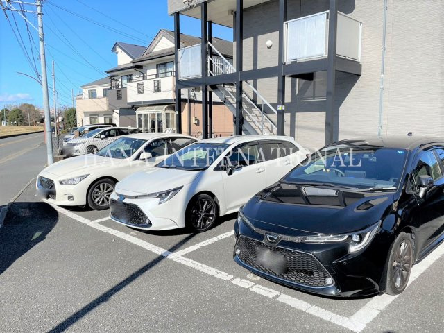 レオパレスステラの駐車場